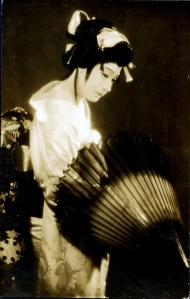 Figure 1: Nakamura Utaemon VI (1917-2001) performing as an onnagata
